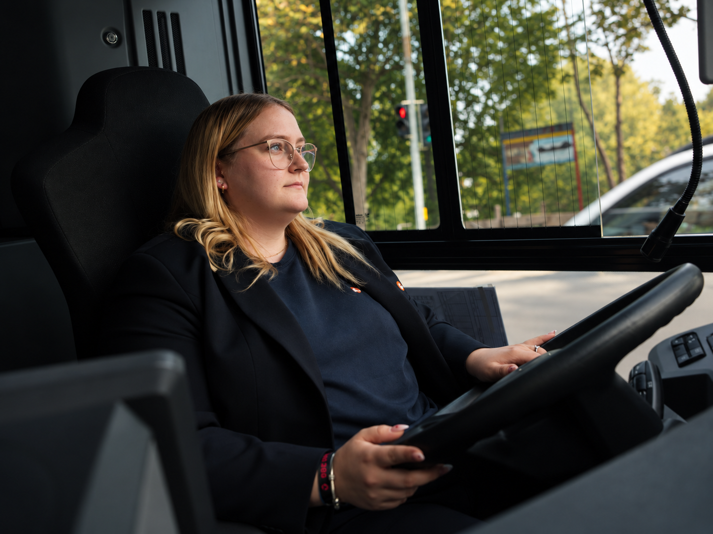 Busfahrerin der Stadtwerke Lübeck am Steuer