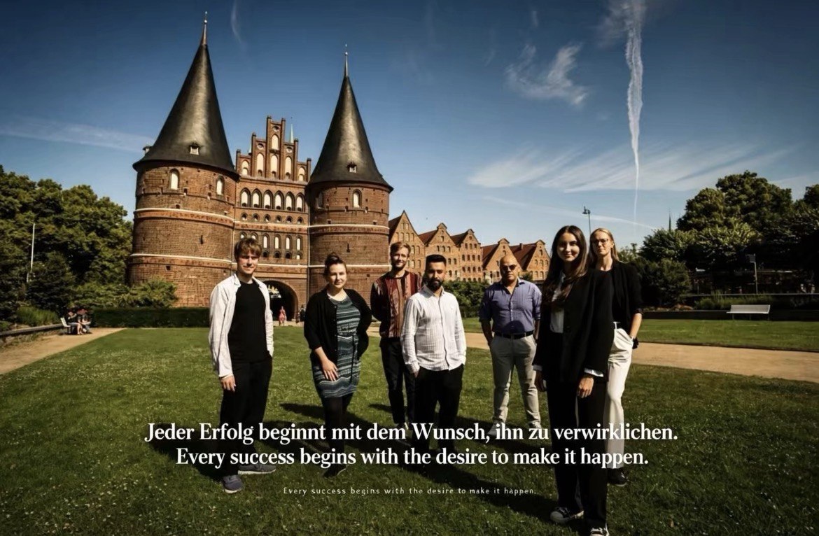 Das Team von Wer passt in dein Stadtbild vor dem Holstentor in Lübeck