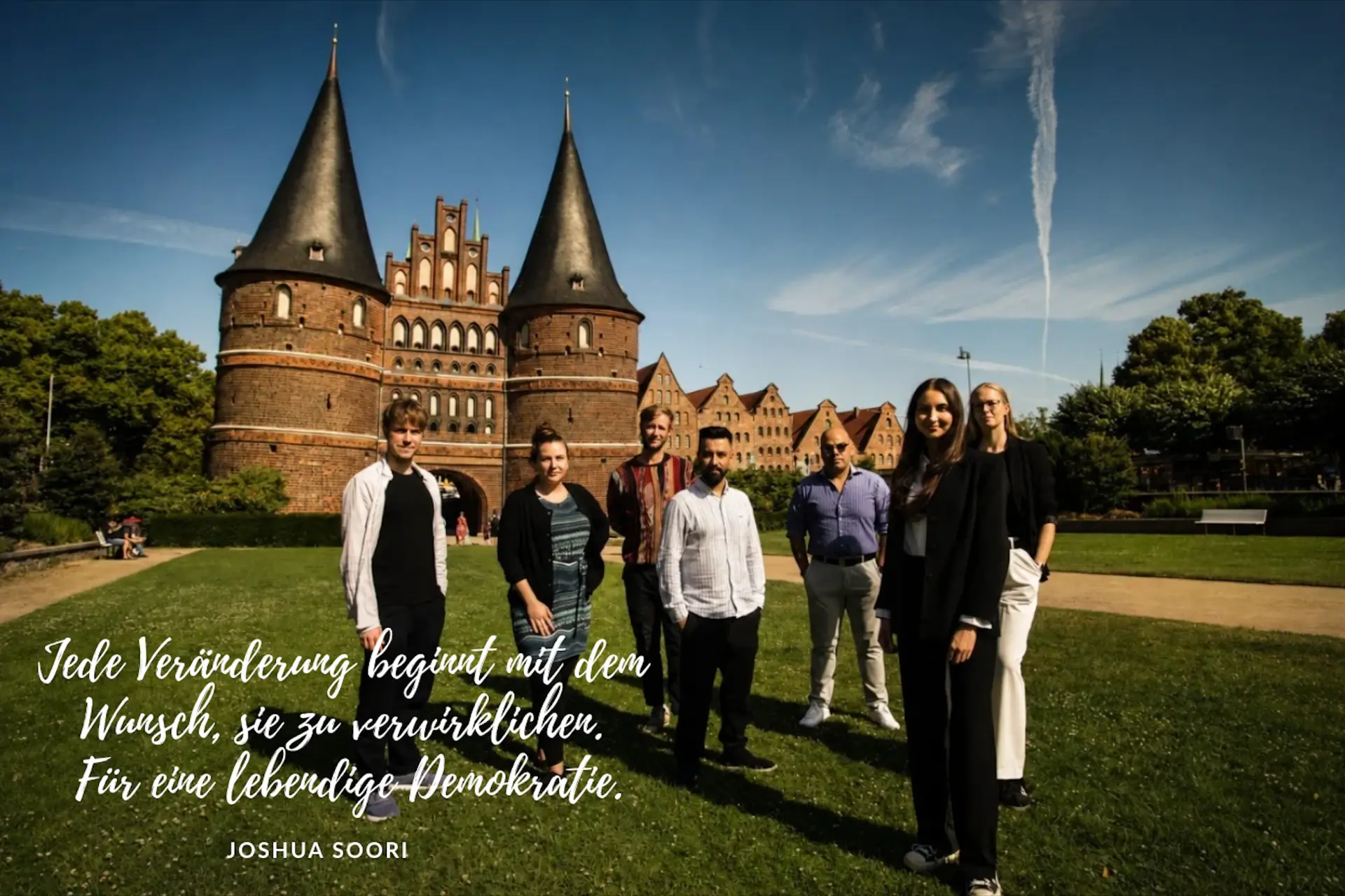 Das Team von Wer passt in dein Stadtbild vor dem Holstentor in Lübeck