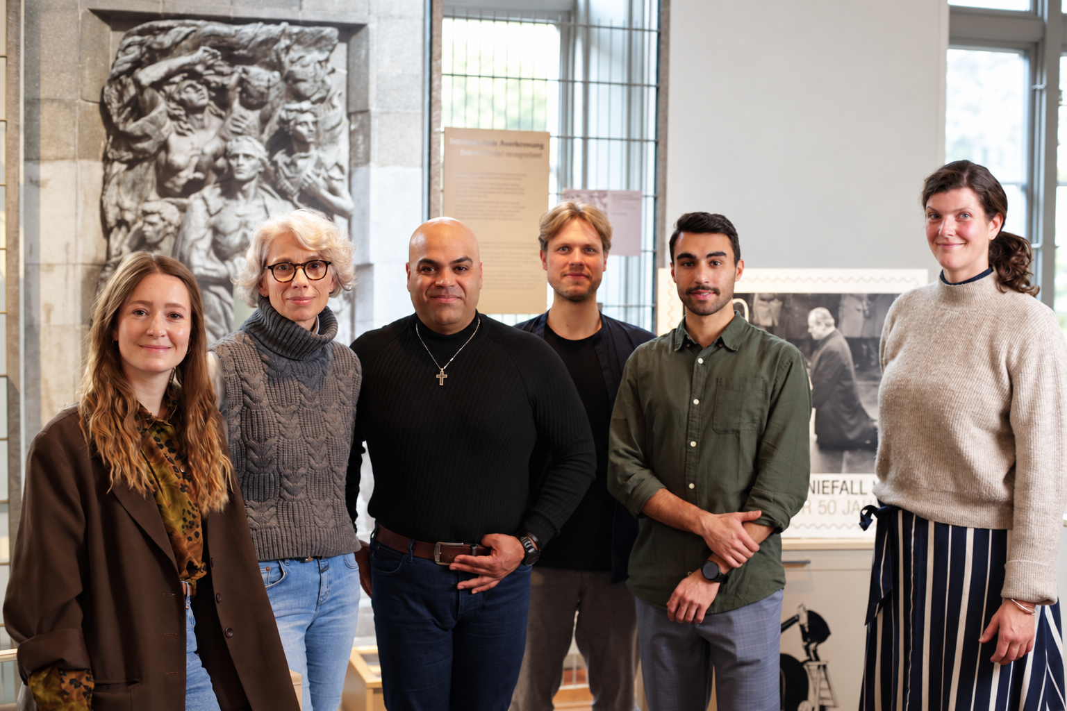 Das Filmteam vor dem Relief im Eingang des Willy-Brandt-Hauses Lübeck